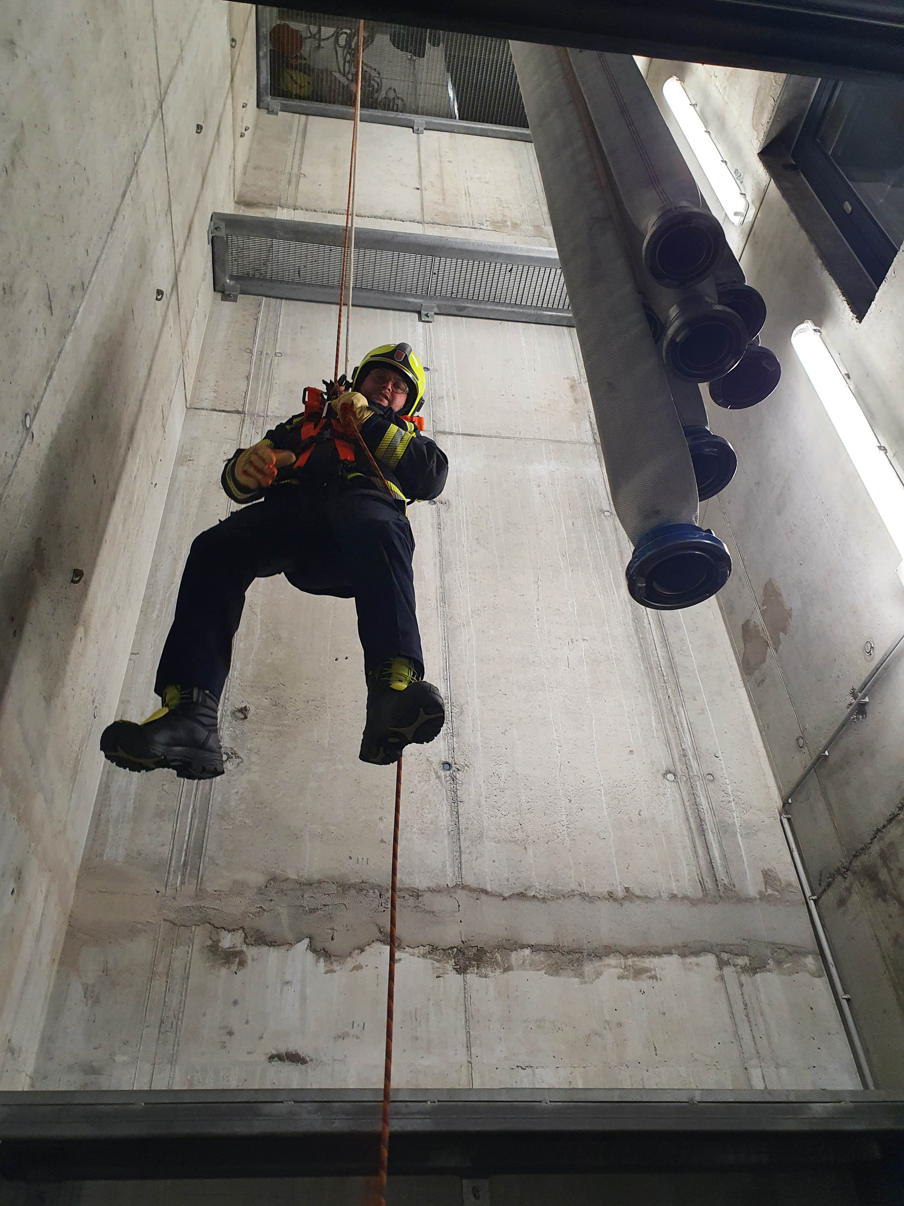 Ein Feuerwehrmann bei einer Abseilübung