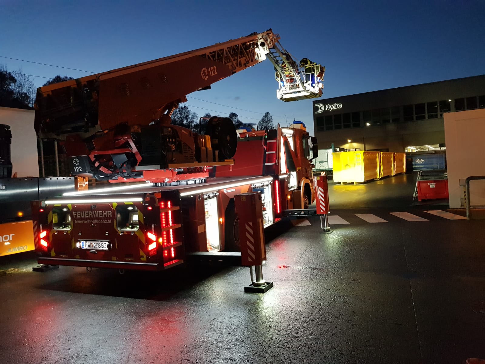 Bei einer Übung wurde mit der Drehleiter der benachbarten Feuerwehr Bludenz geprobt