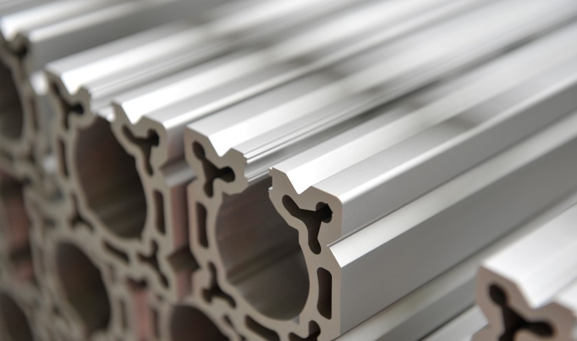 Auf diesem Bild sehen Sie eloxierte Strangpressprofile aus Aluminium.