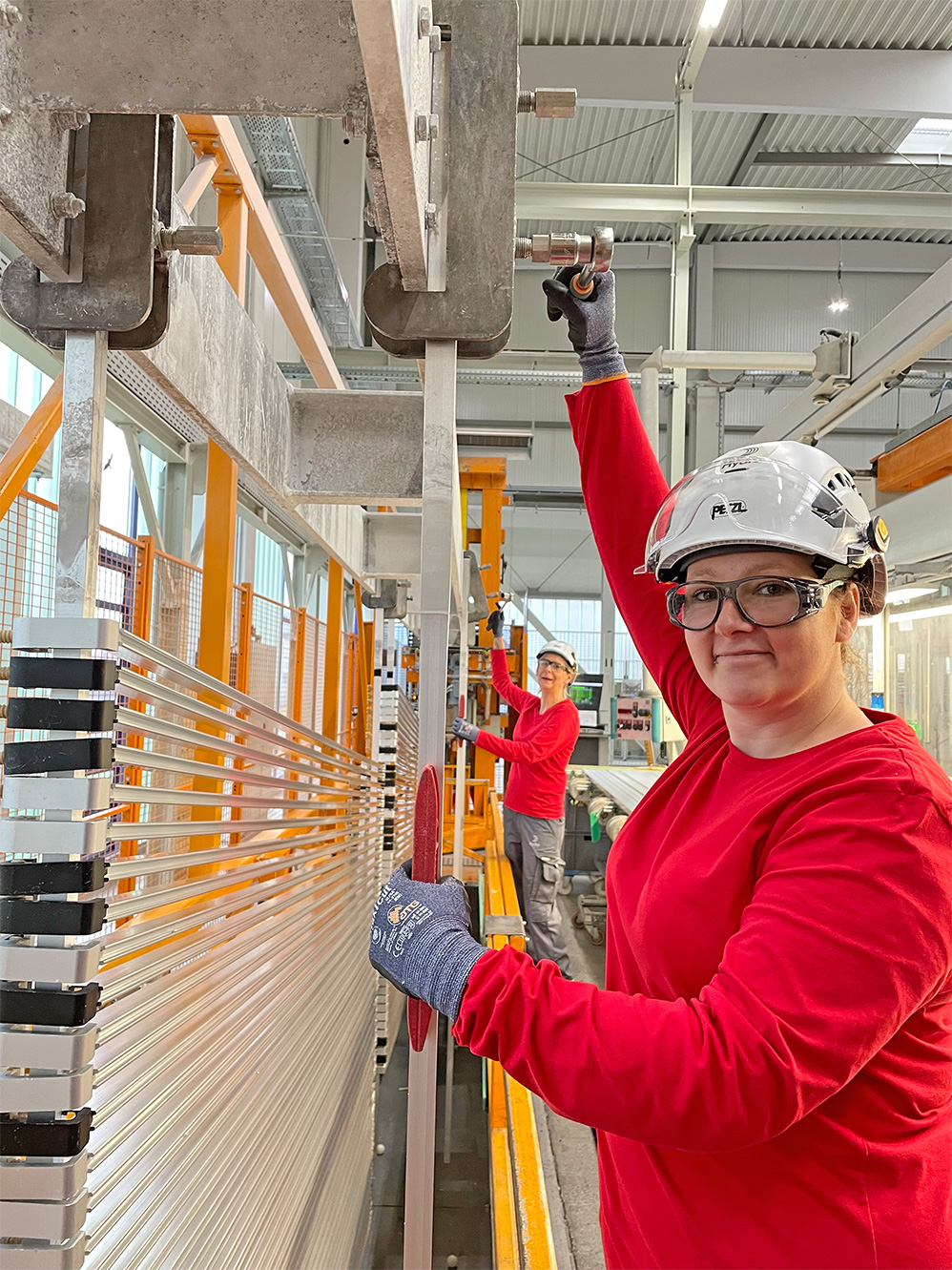 Rackwitzer Mitarbeiterinnen beim Aufstecken von Aluminiumprofilen