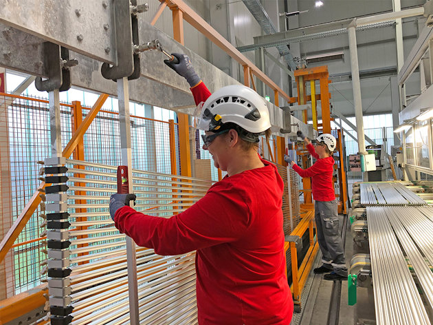 Mitarbeiterinnen beim Aufstecken der Aluminiumprofile