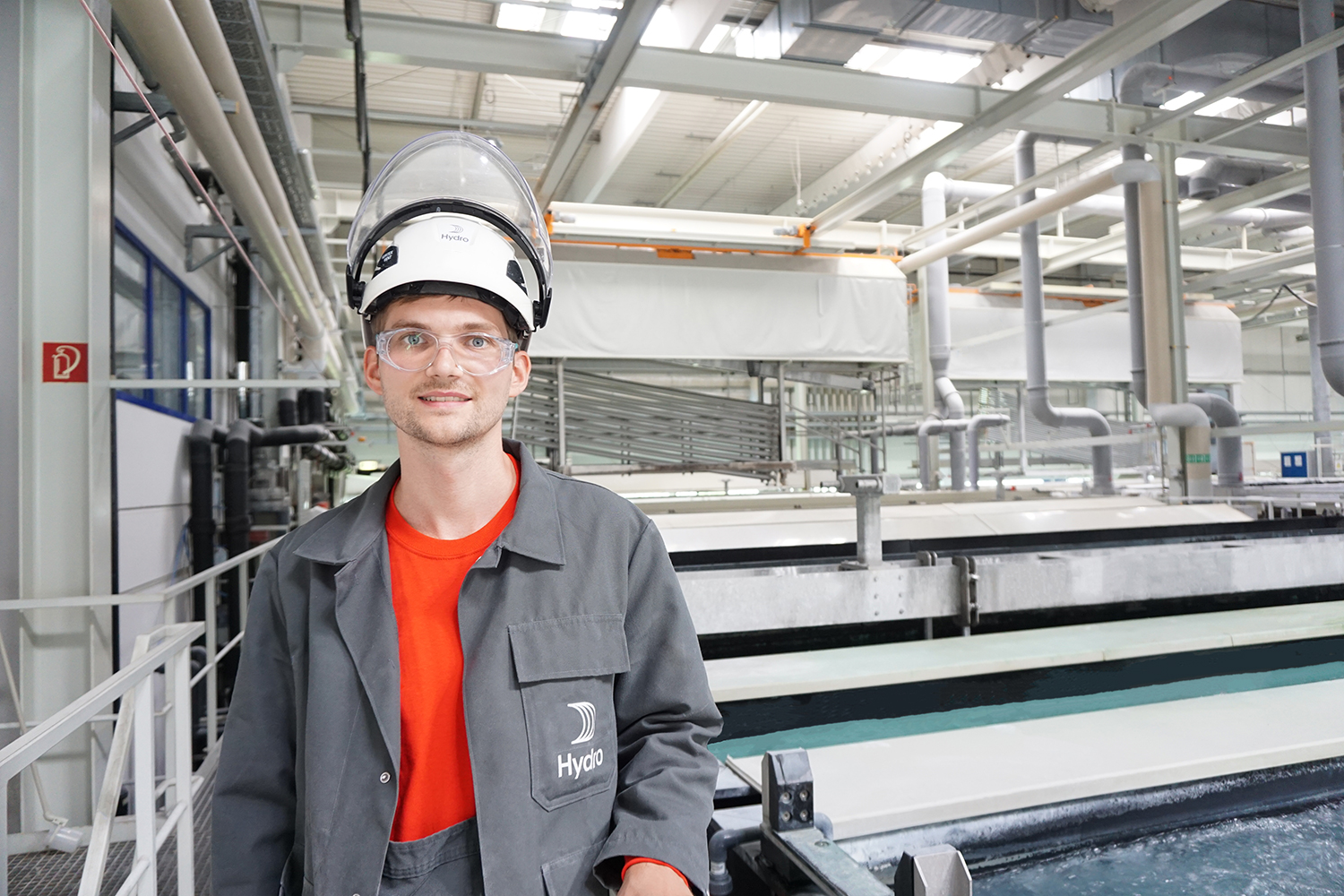 Marcus Meckel vor den Eloxalbädern