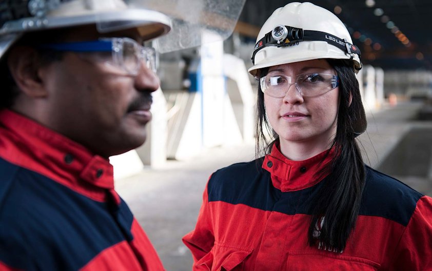 Thirun Pirabakaran (left) and Kati Tschöpe inside Hydro Årdal Reference center.