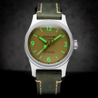 SuperLuminova på visere og markører til Radium Nautisk.