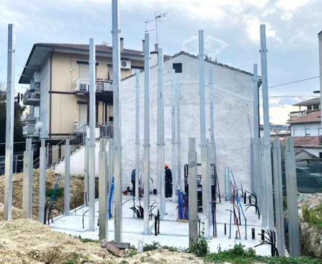 Lavori in corso per la realizzazione della prima casa realizzata in Alluminio
