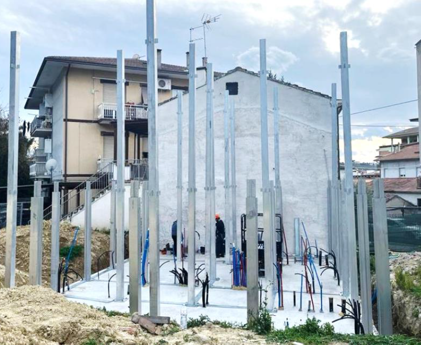 Lavori in corso per la realizzazione della prima casa realizzata in Alluminio