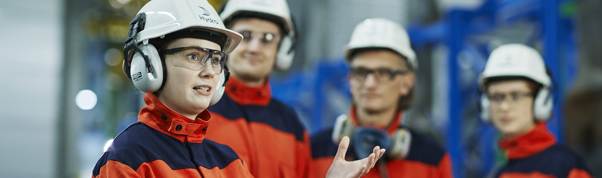 Liten gruppe Hydro arbeidere i verneutstyr