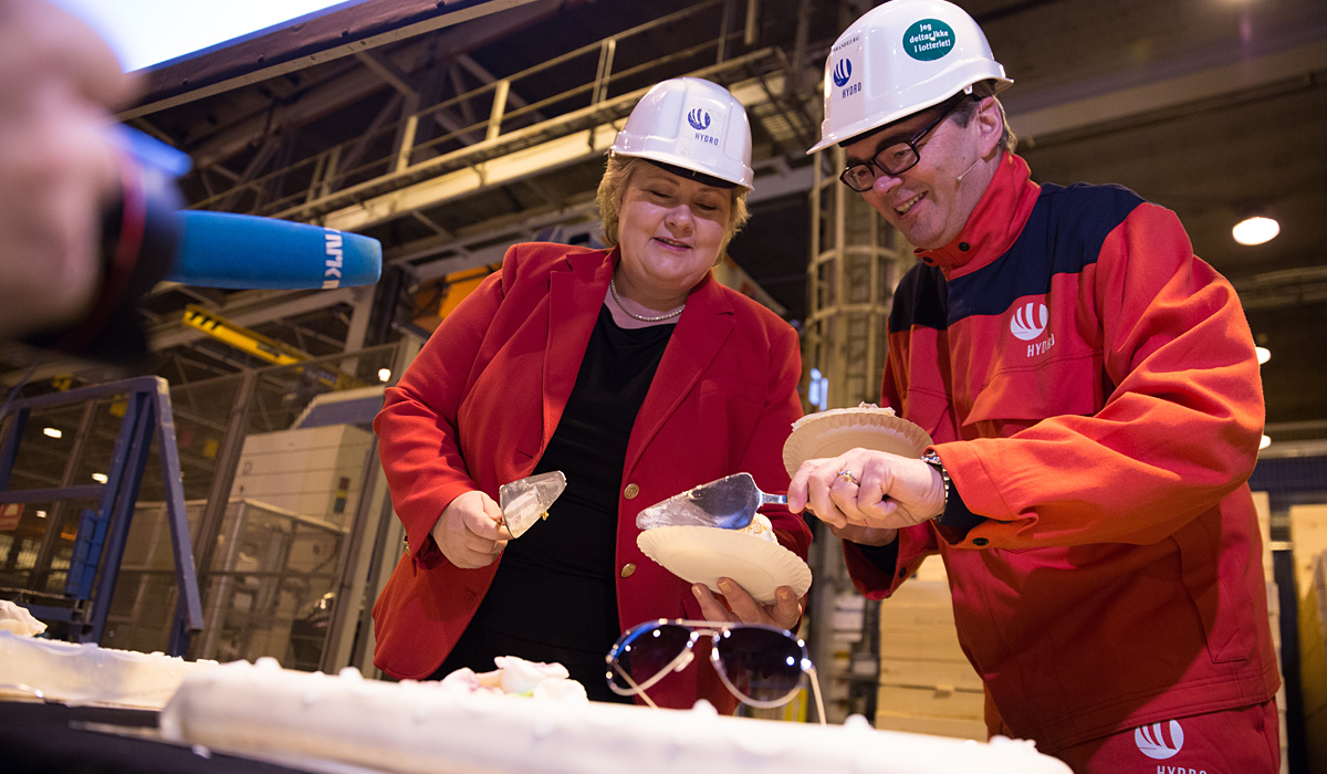 Svein Richard Brandtzæg serving cake to prime minister erna solberg