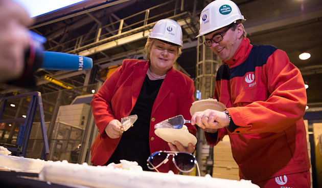 Svein Richard Brandtzæg serving cake to prime minister erna solberg
