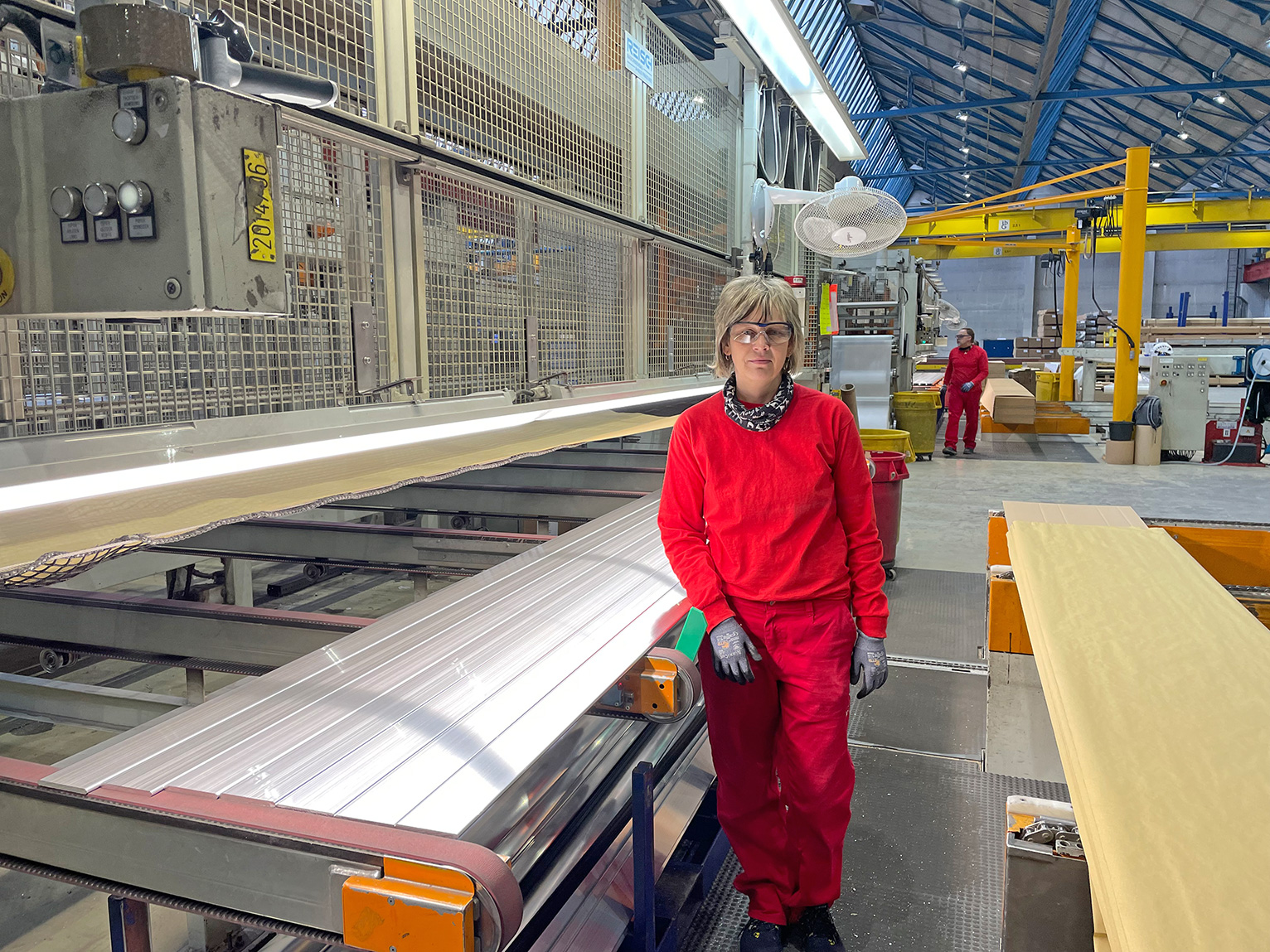 Mitarbeiterin Annett Flaig im Packbereich