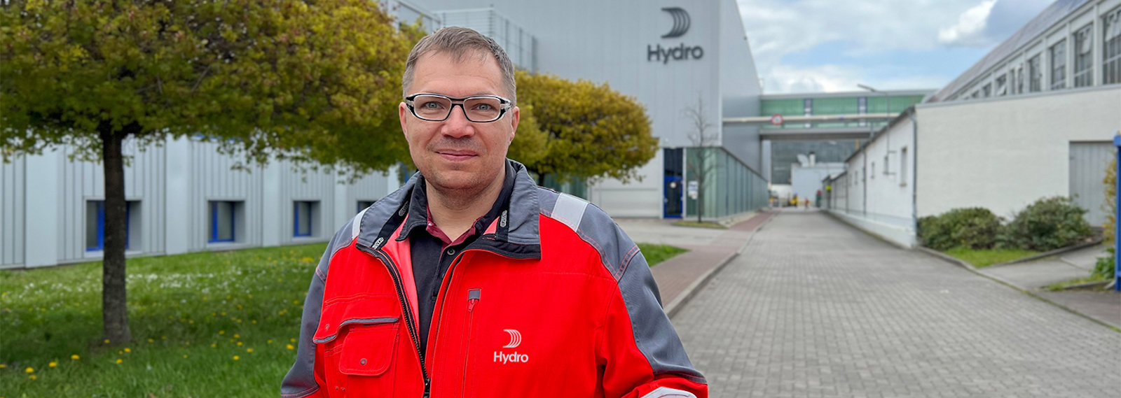 Christian Keller on the plant premises of Hydro Extrusion Rackwitz