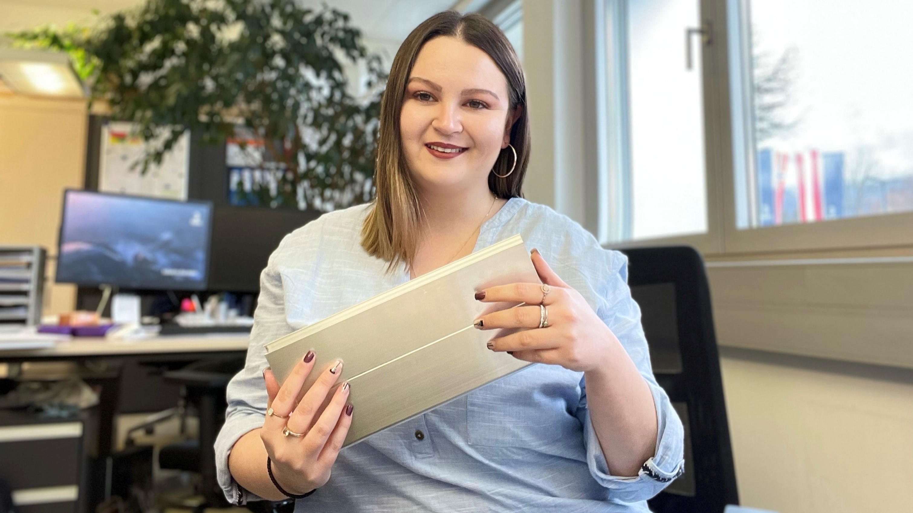 Elena Lychna mit Aluminiumprofil