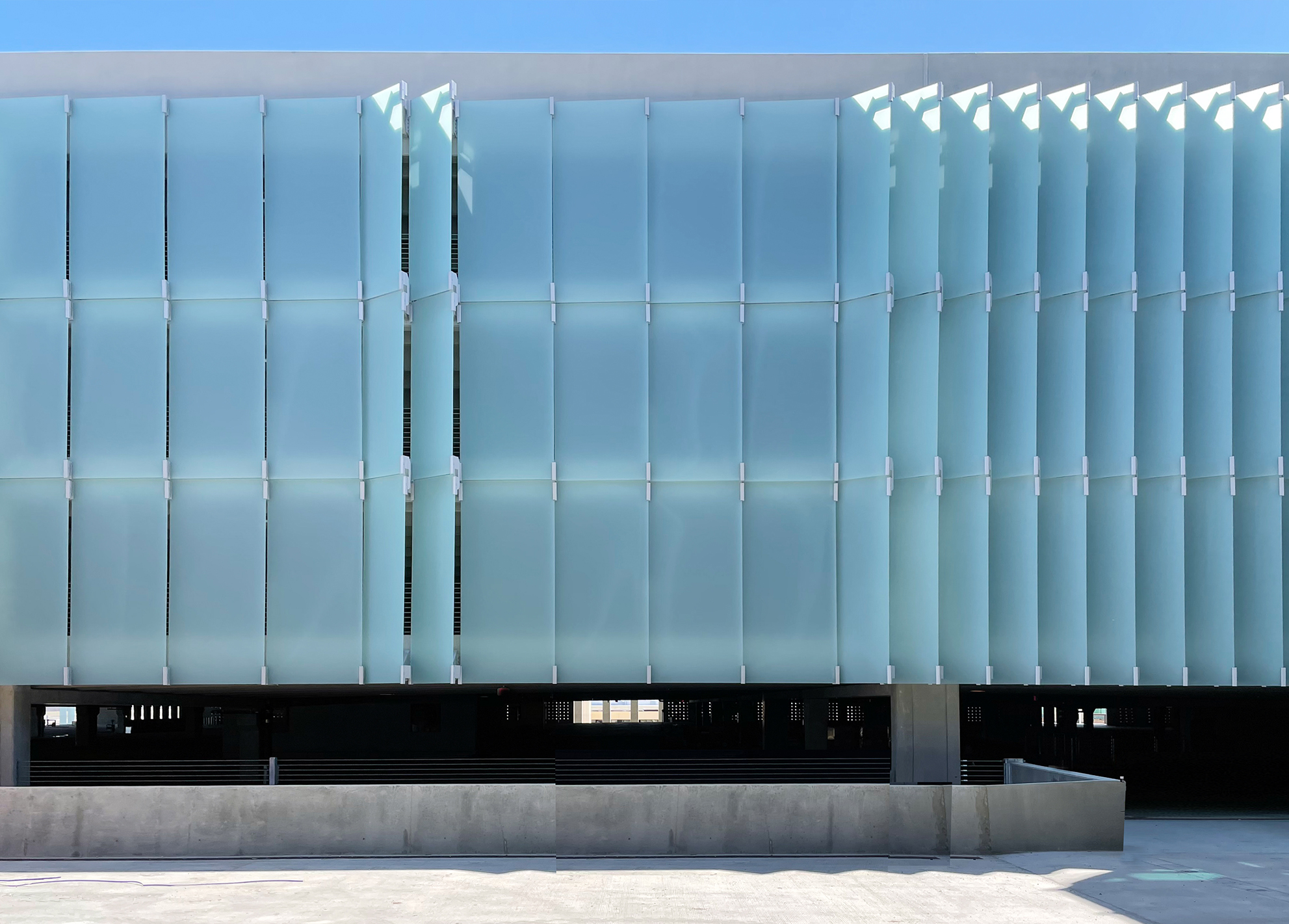 Gebäudefassade von einem Parkhaus des Kansas City Airport