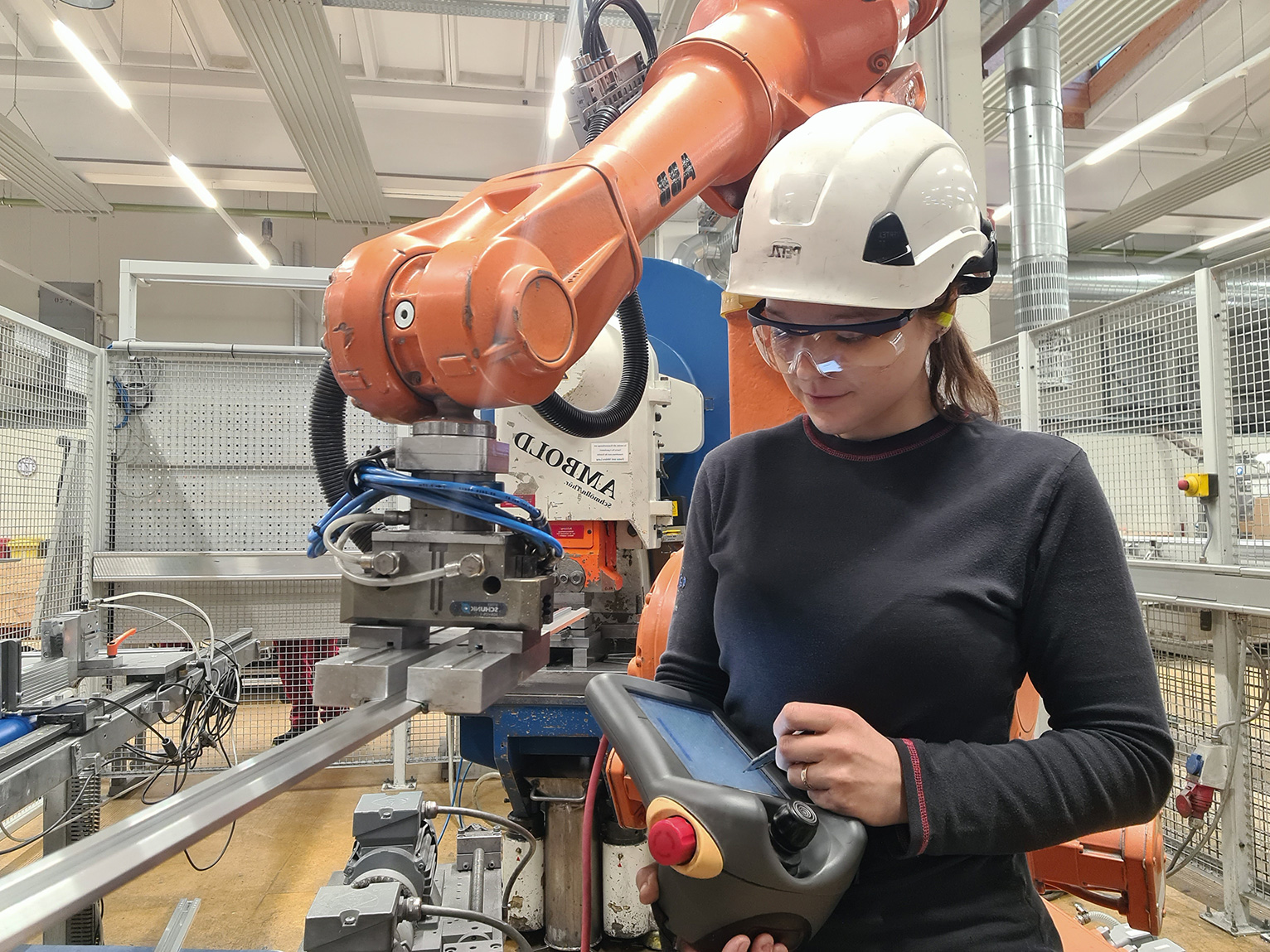 Linda Lamprecht am Roboter