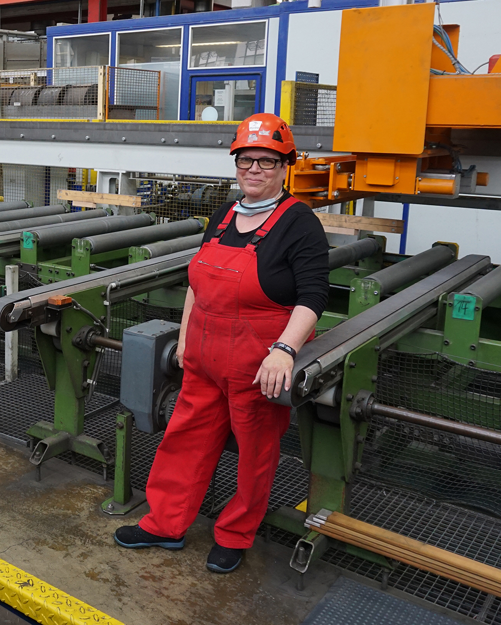 Ramona Möller an der Säge