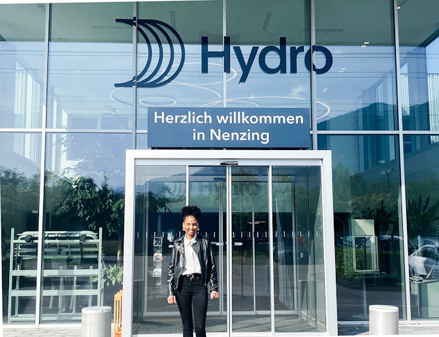 Shanice vor dem Eingang von Hydro Nenzing