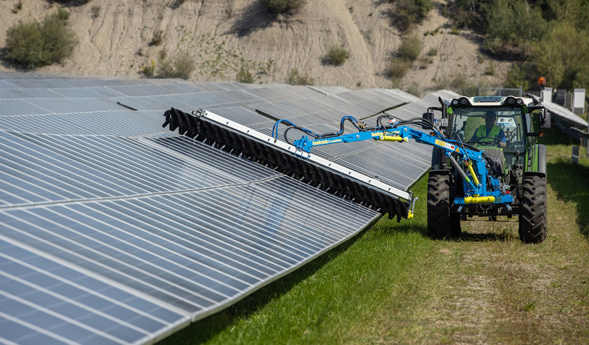  SunBrush mobil bei Photovoltaikanlagen im Solarpark