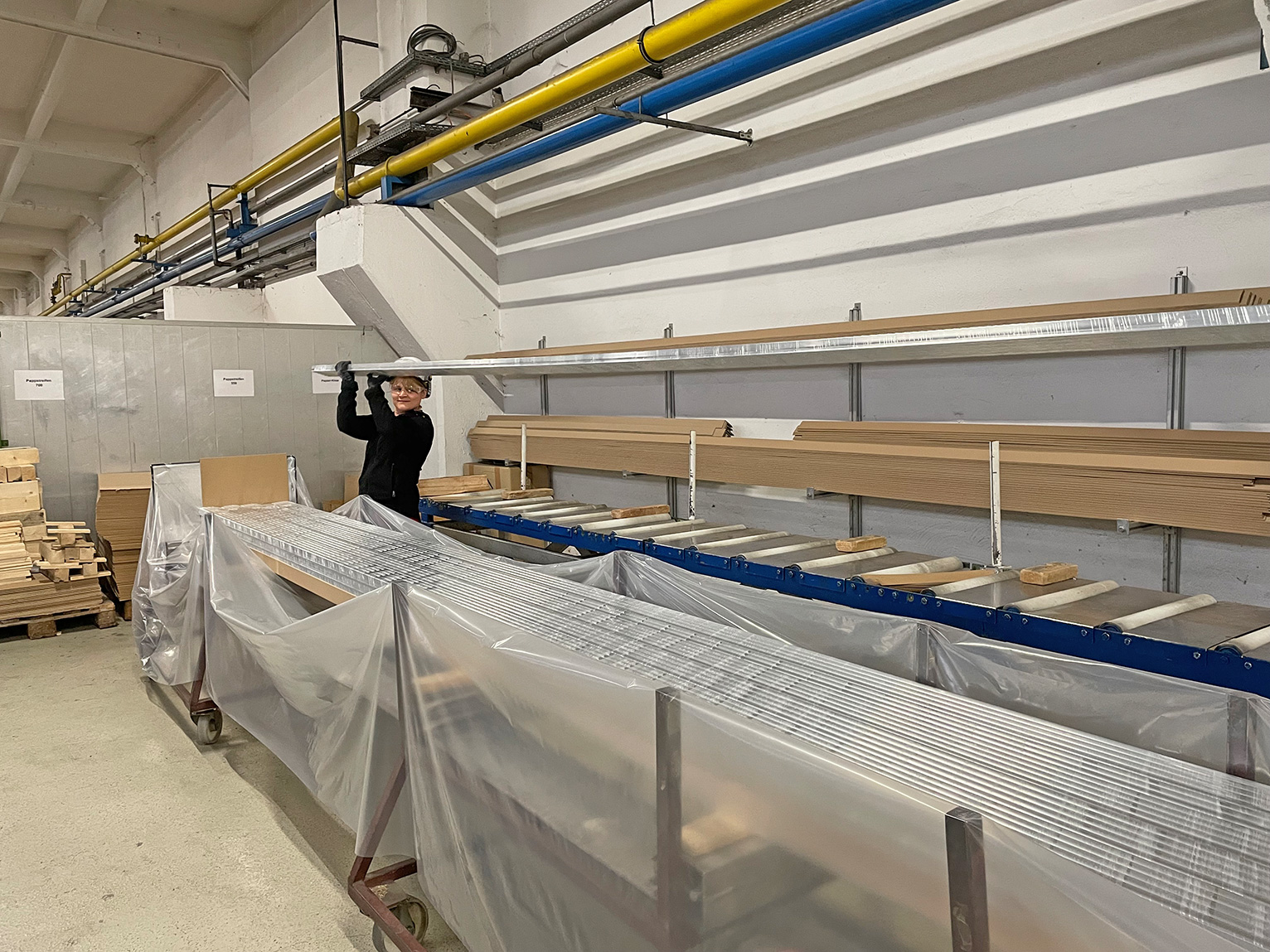 Tina Hürthe an der Wickelmaschine