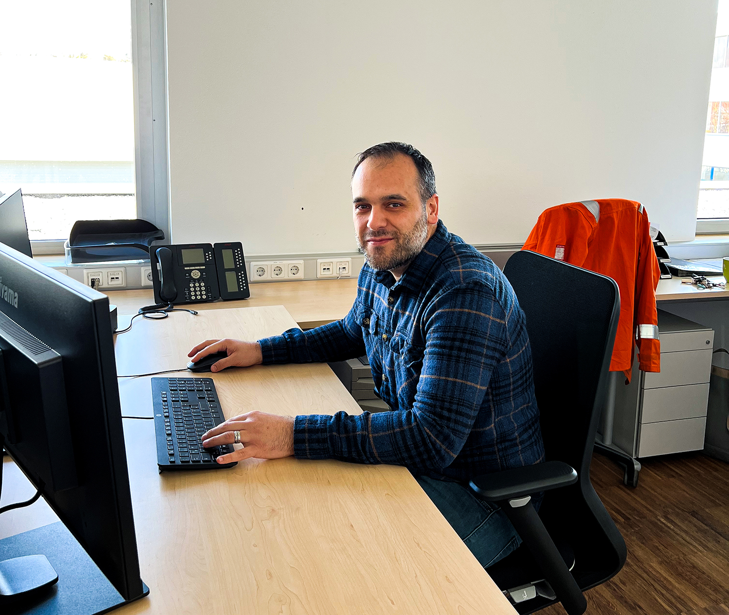 Tuncay Karabulut am Schreibtisch