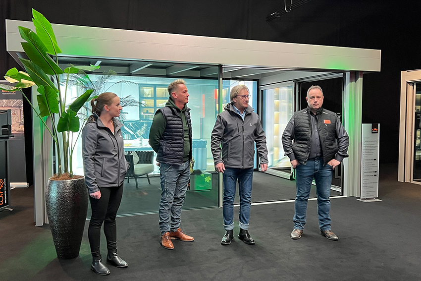 Mitarbeitende von Hydro und WiPro System stehen vor Wintergarten im Showroom