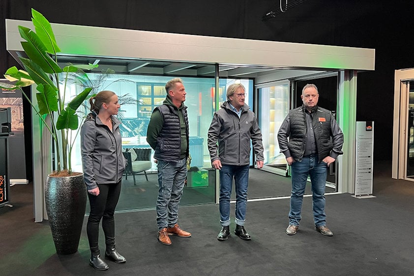 Mitarbeitende von Hydro und WiPro System stehen vor Wintergarten im Showroom