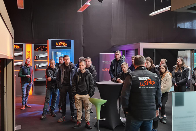 Rackwitzer Auszubildende schauen auf Wintergarten im Showroom von WiPro System