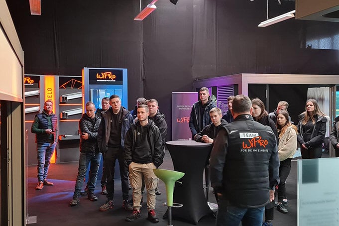 Rackwitzer Auszubildende schauen auf Wintergarten im Showroom von WiPro System