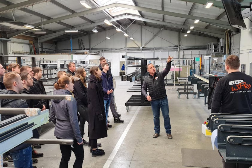 Auszubildende im Bearbeitungszentrum von WiPro System