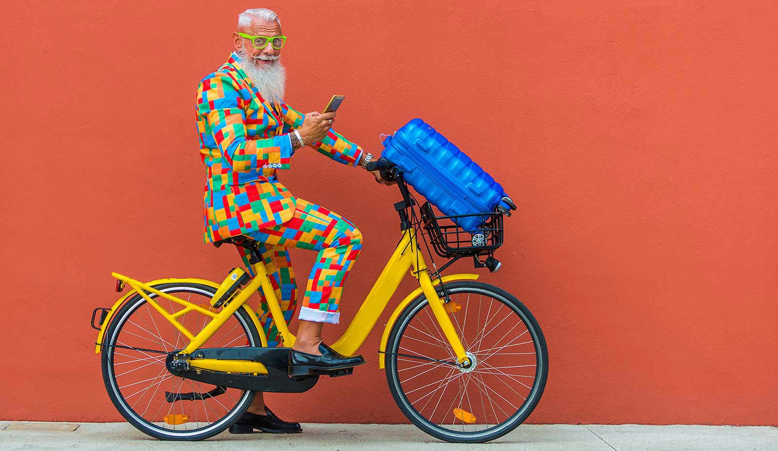 Mann på gul sykkel