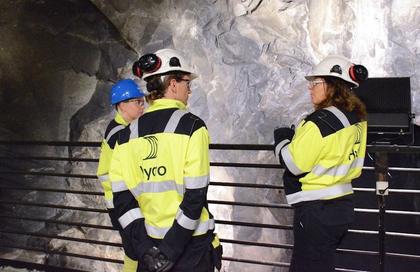 Jone Odden (midten) saman med Marthe Sølverud Færden (venstre) og kraftverkssjef Agnes Oppistov Lykkebø.
