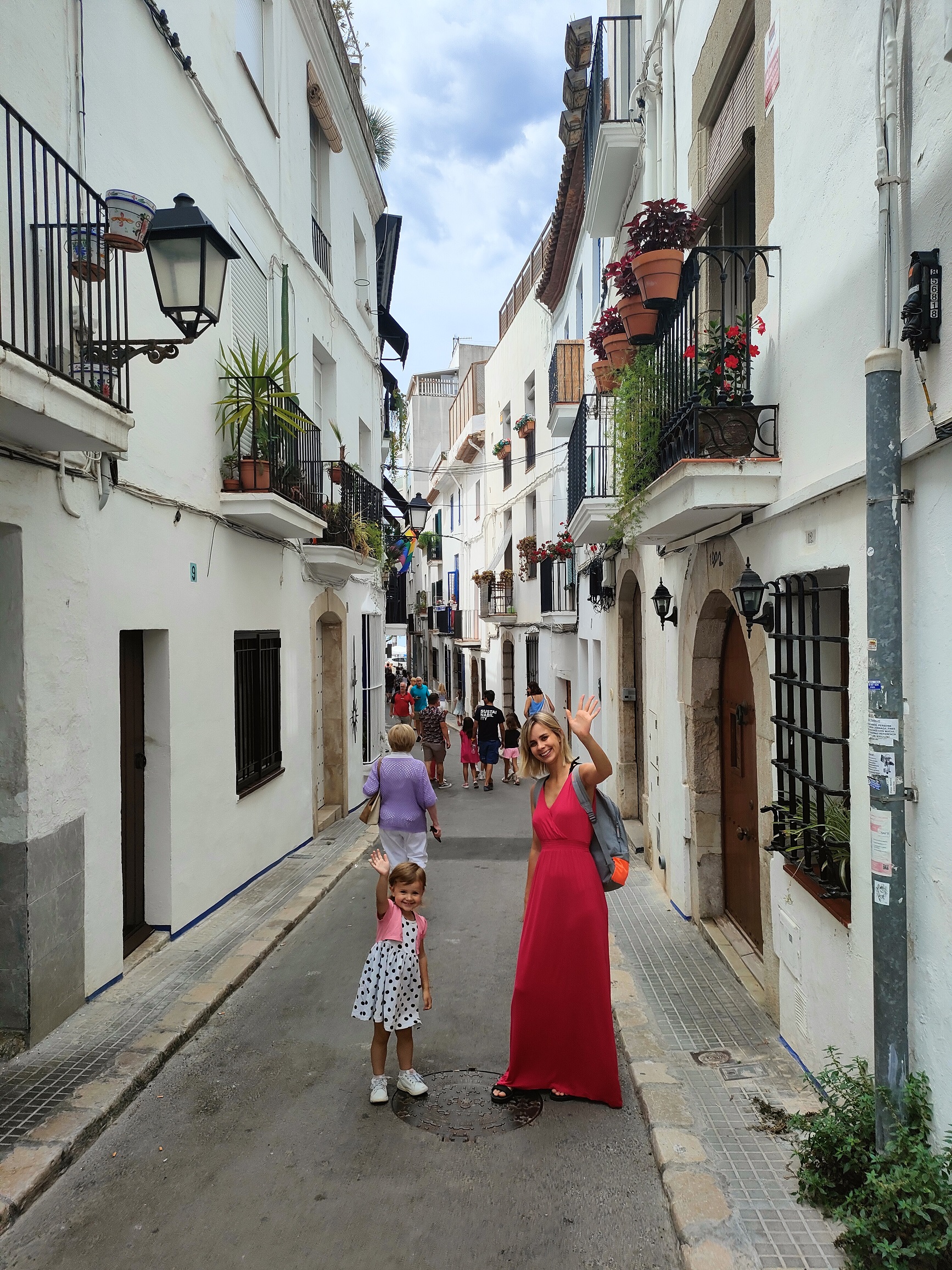 Daria Jaruga and her daughter walking in Spain