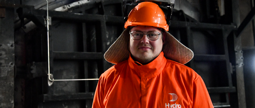 una persona vestida con casco y ropa de trabajo