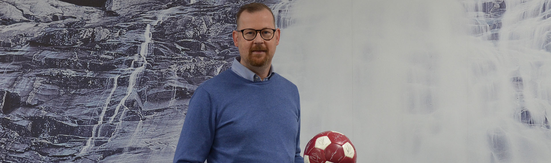 Christian Degerstedt poserar med en fotboll