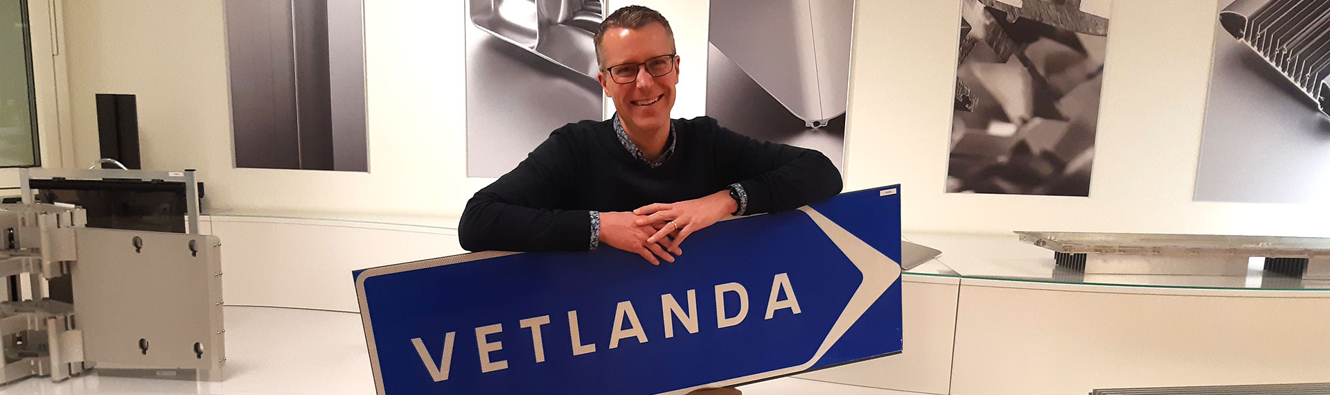 Hans Fredriksson poserar med en Vetlanda-skylt