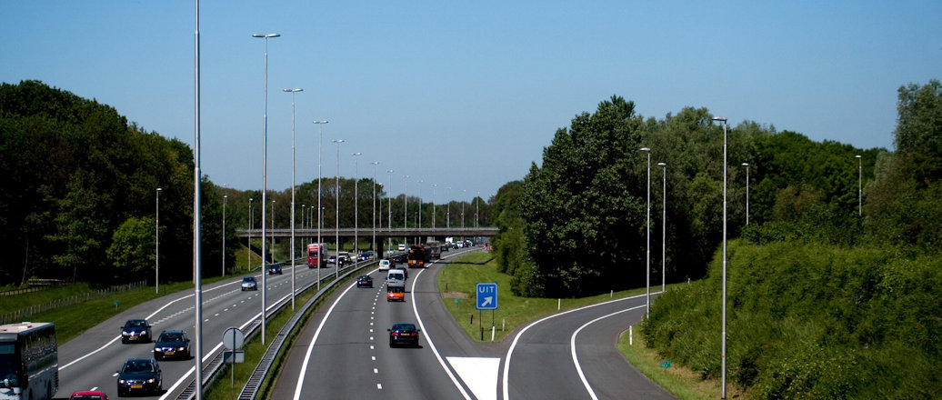 hohe Lichtmasten an der Autobahn