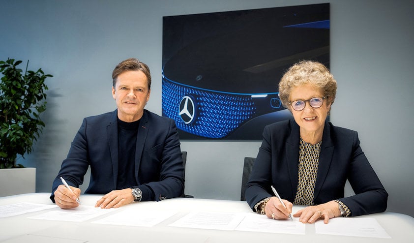 Hydros konsernsjef Hilde Merete Aasheim signerer avtalen med Markus Schäfer, Chief Technology Officer, Development & Procurement i Mercedes-Benz.