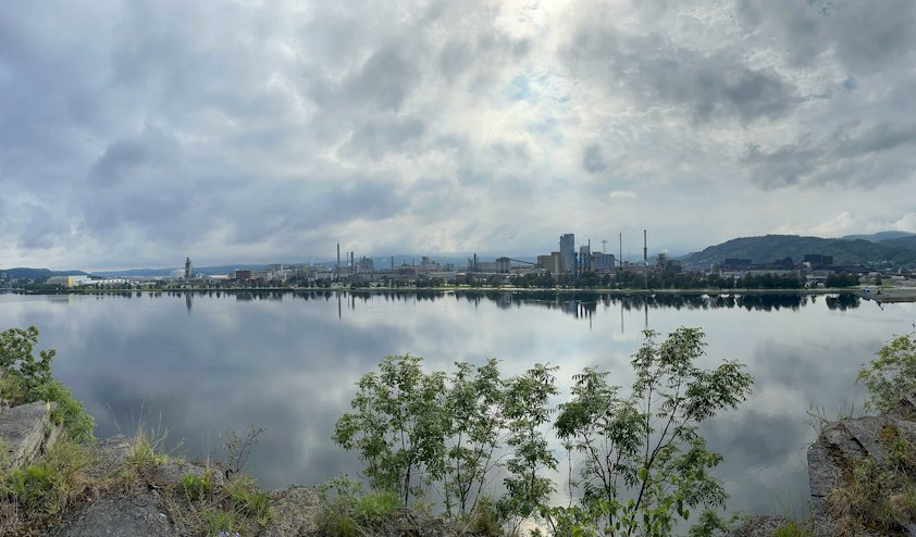 sjø med industriområde i bakgrunnen